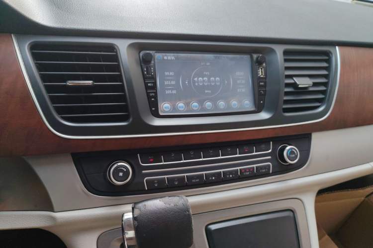 Used SAIC MAXUS G10 2015 2.0T Automatic Anniversary Edition Audio And AC Panel