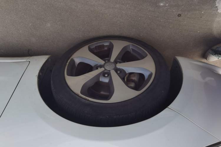 Used Kia K3S 2014 1.6L Automatic Premium Left Front Wheel Hub
