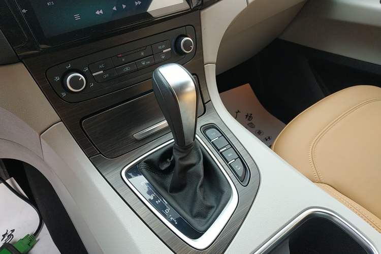 Used Huasong 7 2017 2.0T Automatic Standard Edition
