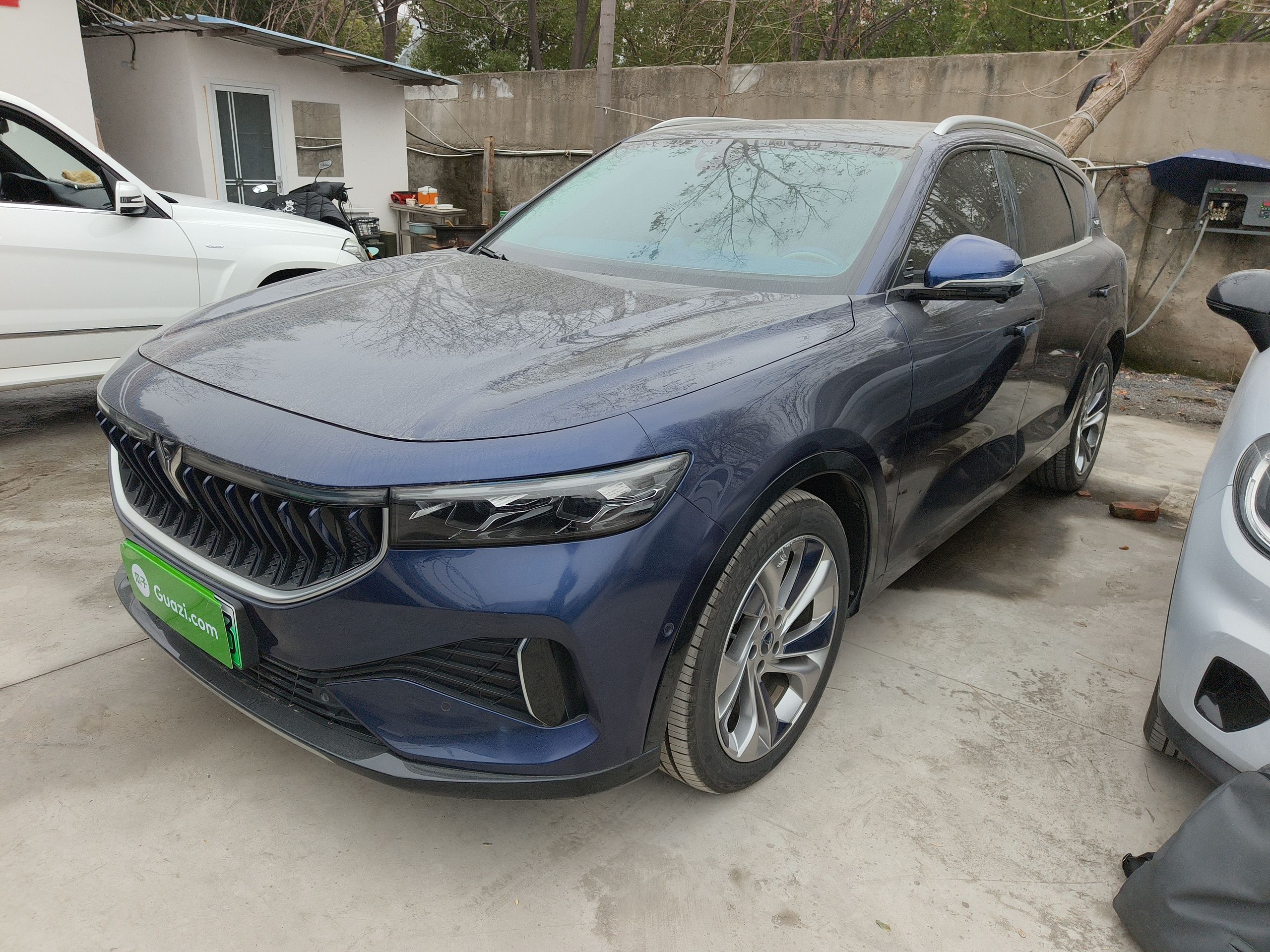 Под передней частью автомобиля