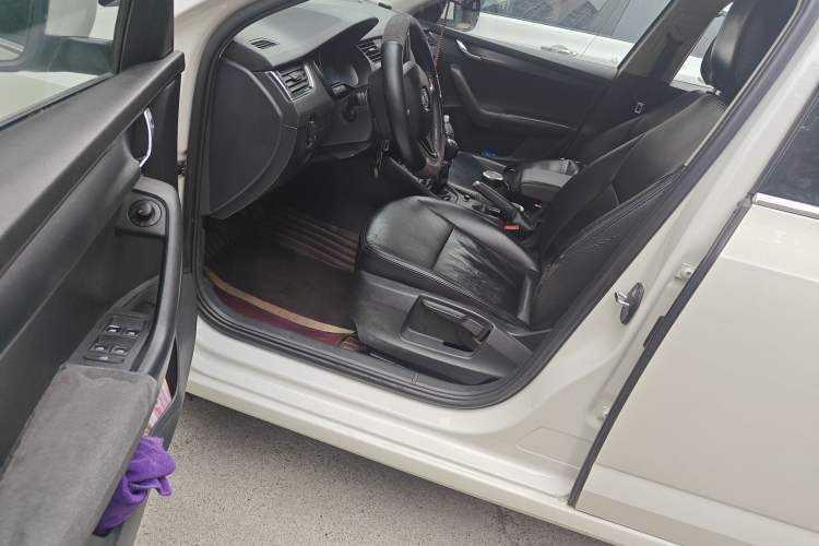 Used Skoda Octavia 2017 Classic Model 1.6L Manual Comfort Edition Driver Seat