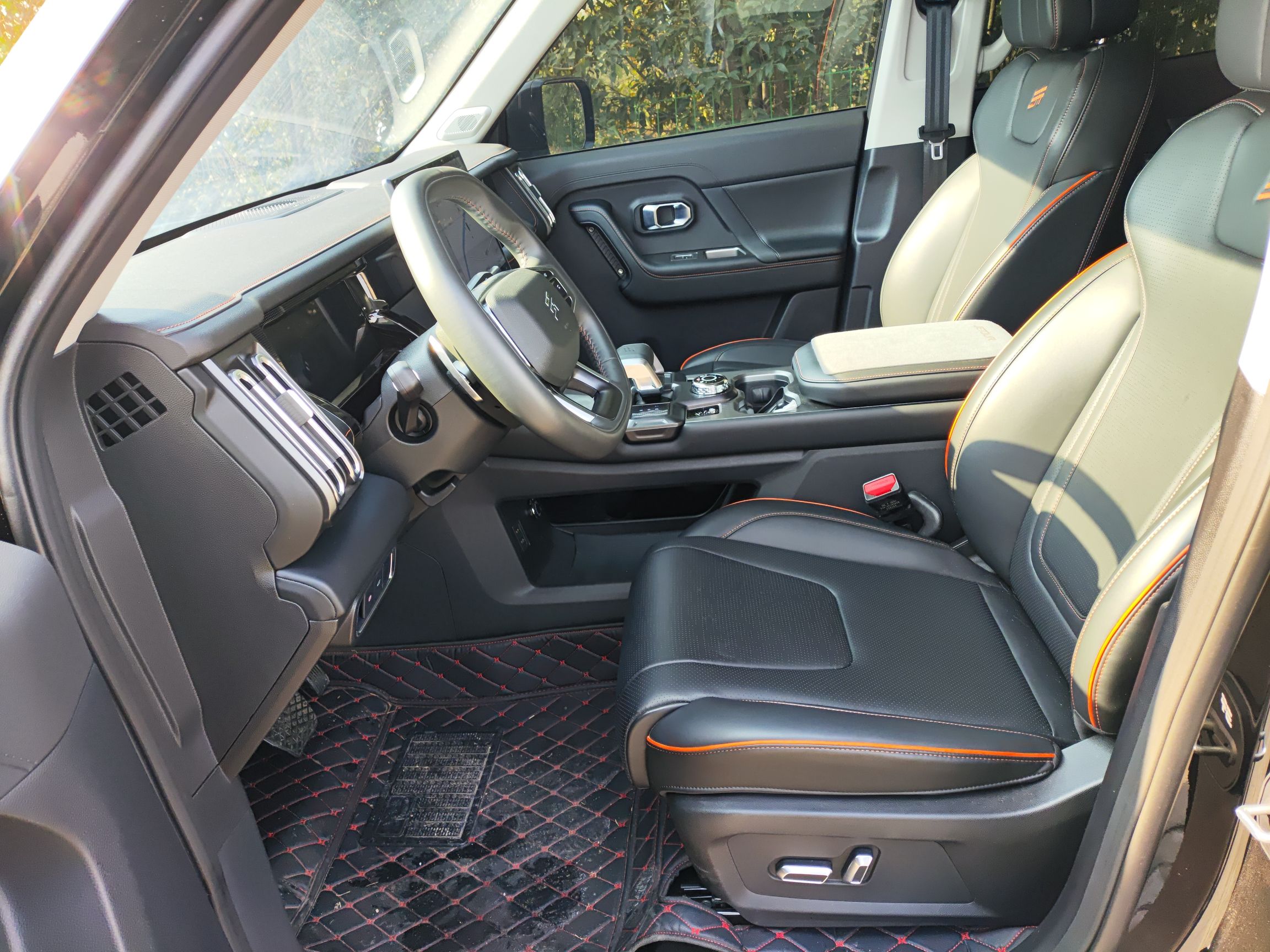 المقاعد الأمامية داخل السيارة