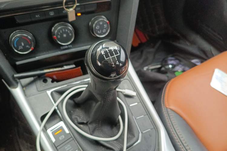 Used Volkswagen Lamando 2015 230TSI Manual Trend Edition Gear Lever