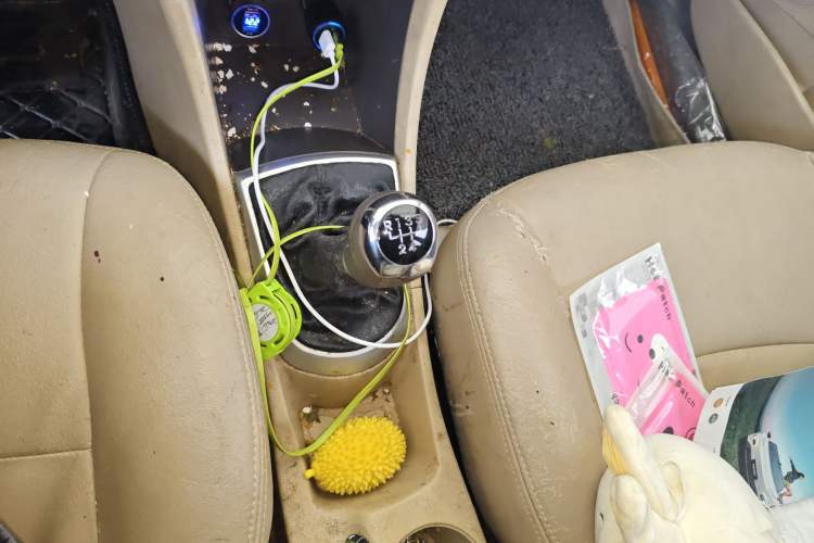 Used Hyundai Verna (older generation) 2010 Sedan 1.4L Manual Comfort GS Gear Lever