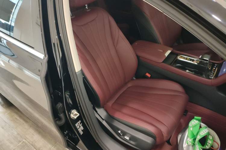 Used Hongqi H5 2025 1.5T DCT Qiyun 500 000th Unit Commemorative Edition Right Front Seat