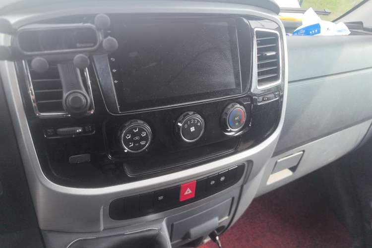 Used Dongfeng Yufeng Yufeng 2023 V9+ 2.0T Manual Front-Wheel-Drive Multi-Function Mid-Roof Van with 7/8/9 Seats
