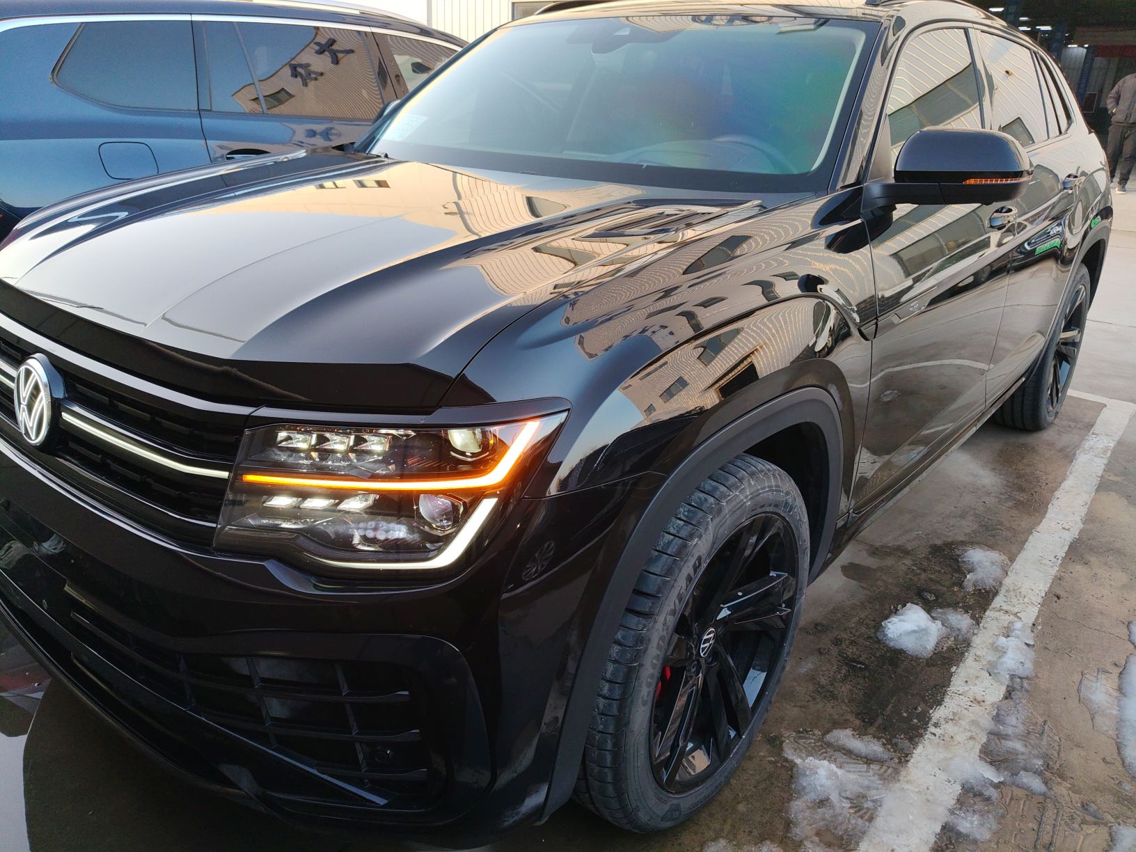 Под передней частью автомобиля