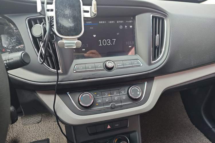 Used Roewe 360 2016 1.5L Automatic Smart Screen Version Audio And AC Panel