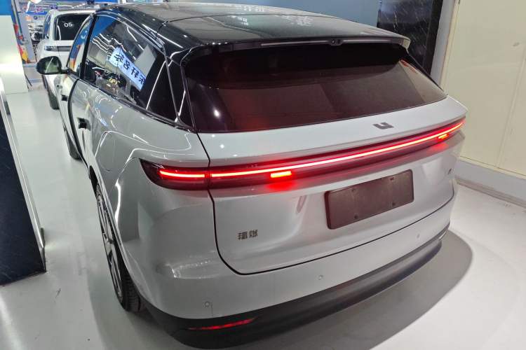 Used Li Auto i6 2025 Model Two-Wheel-Drive Standard Type
