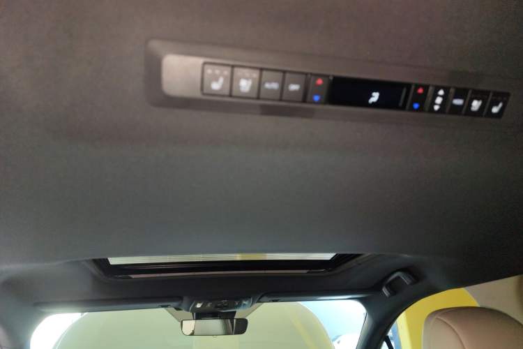 Used Toyota Sienna 2024 2.5L Hybrid Four-Wheel Drive Prestige Edition
