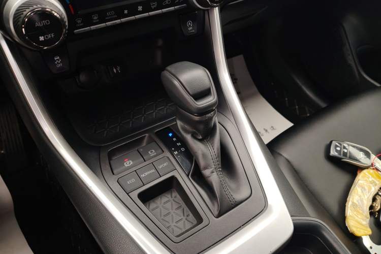 Used Toyota RAV4 2020 2.0L CVT Two-Wheel Drive Fashion Edition Gear Lever