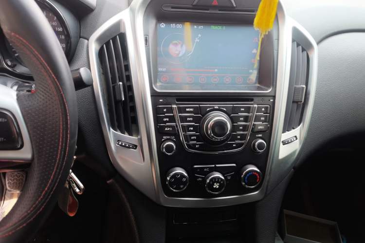 Used JMC Yusheng S350 2013 2.0T Manual 4x4 Gasoline Ultra-Luxury 5-Seater Audio And AC Panel