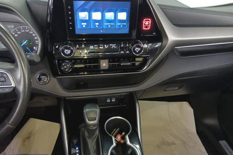 Used Toyota Highlander 2023 2.5L Smart Electric Hybrid Dual-Motor All-Wheel-Drive Luxury 7-Seater Audio And AC Panel