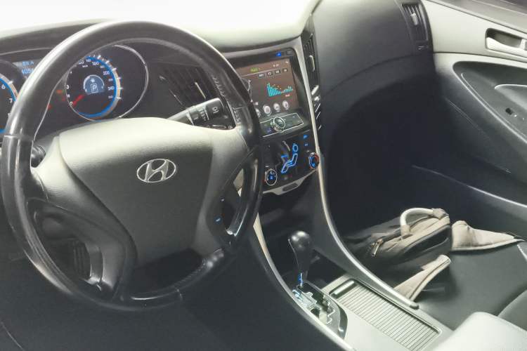 Used Hyundai Sonata 2013 2.0L Automatic Fashion Edition Center Console