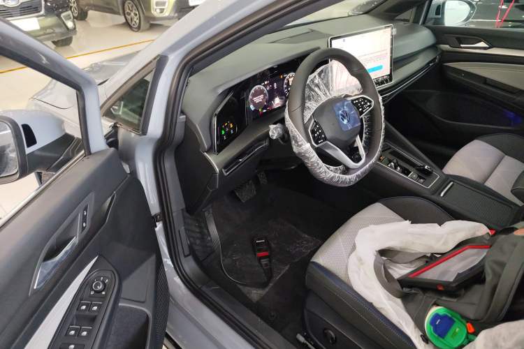 Used Volkswagen Golf 2025 Facelift 300TSI R-Line Driver Seat