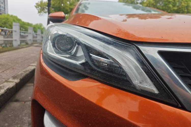 Used Geely Auto Emgrand GS 2016 Sport Edition 1.3T Automatic ZhenShang Model Right Front Headlight