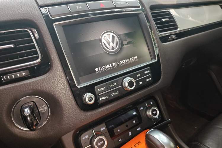 Used Volkswagen Touareg 2016 3.0 TSI Ignis Edition Audio And AC Panel