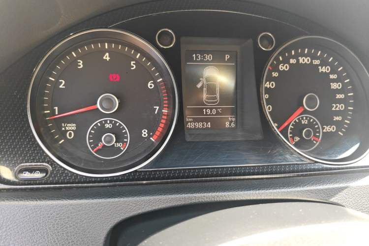 Used Volkswagen Magotan 2015 Facelift 1.8TSI Luxury Model Odometer Close Up