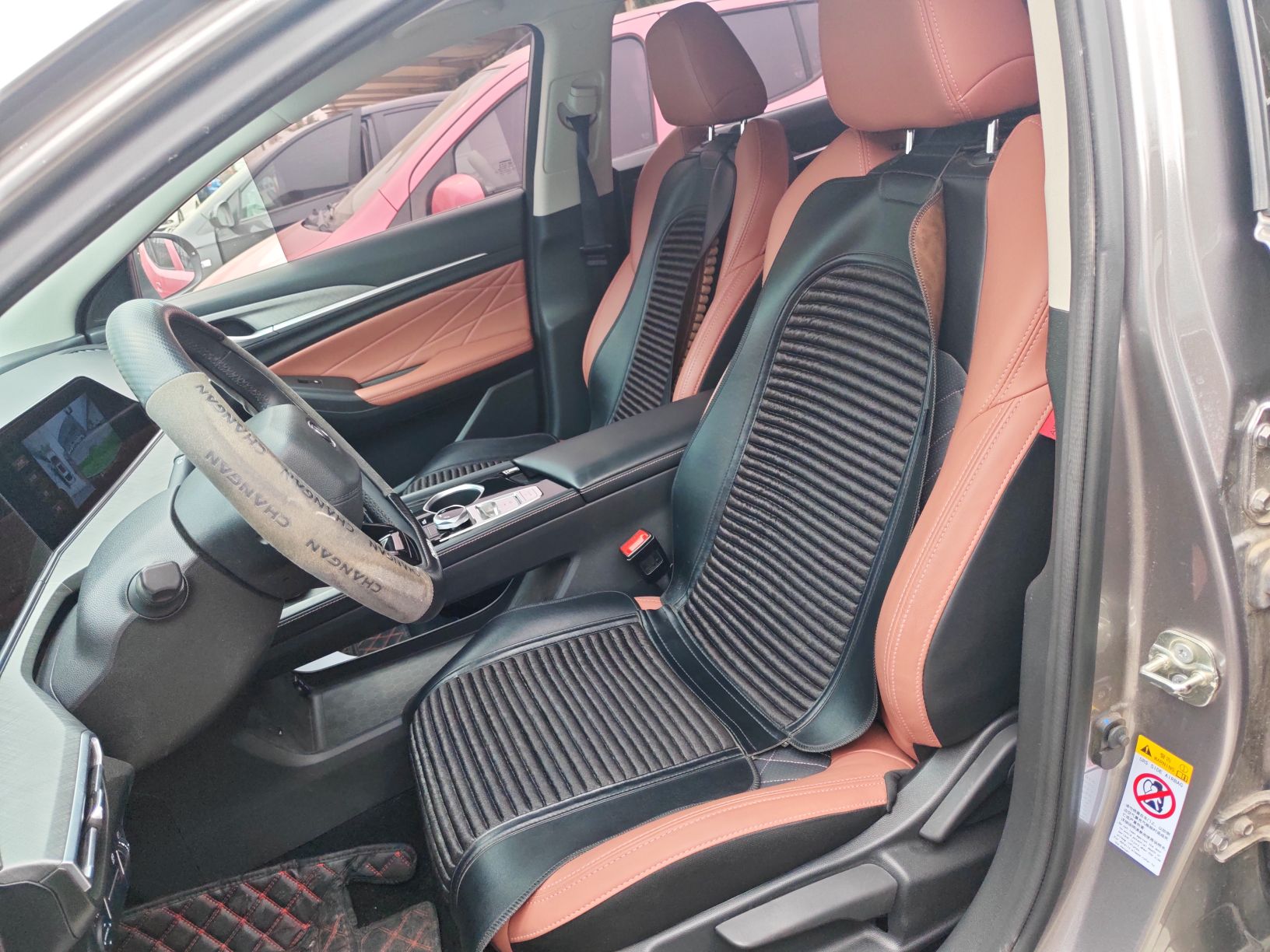 المقاعد الأمامية داخل السيارة