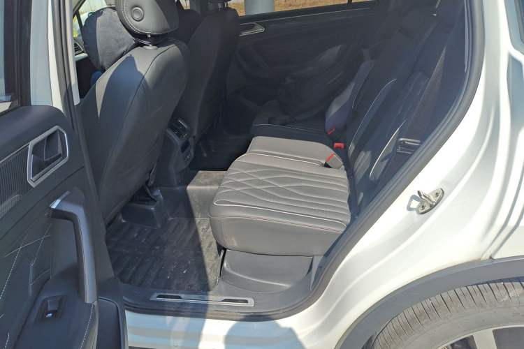 Used Volkswagen Tiguan L 2023 Restyled 330TSI Automatic Two-Wheel Drive R-Line Enhanced Comfort Version Left Rear Seat