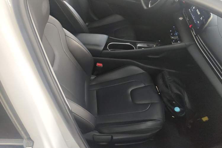 Used Hyundai Elantra 2022 1.5L CVT LUX Prestige Edition
