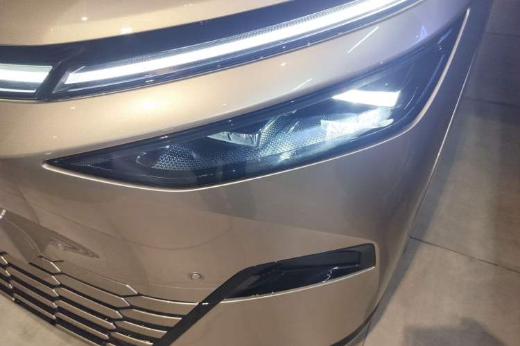 Used XPeng X9 2024 640 All-Wheel Drive High-Performance Max Left Front Headlight