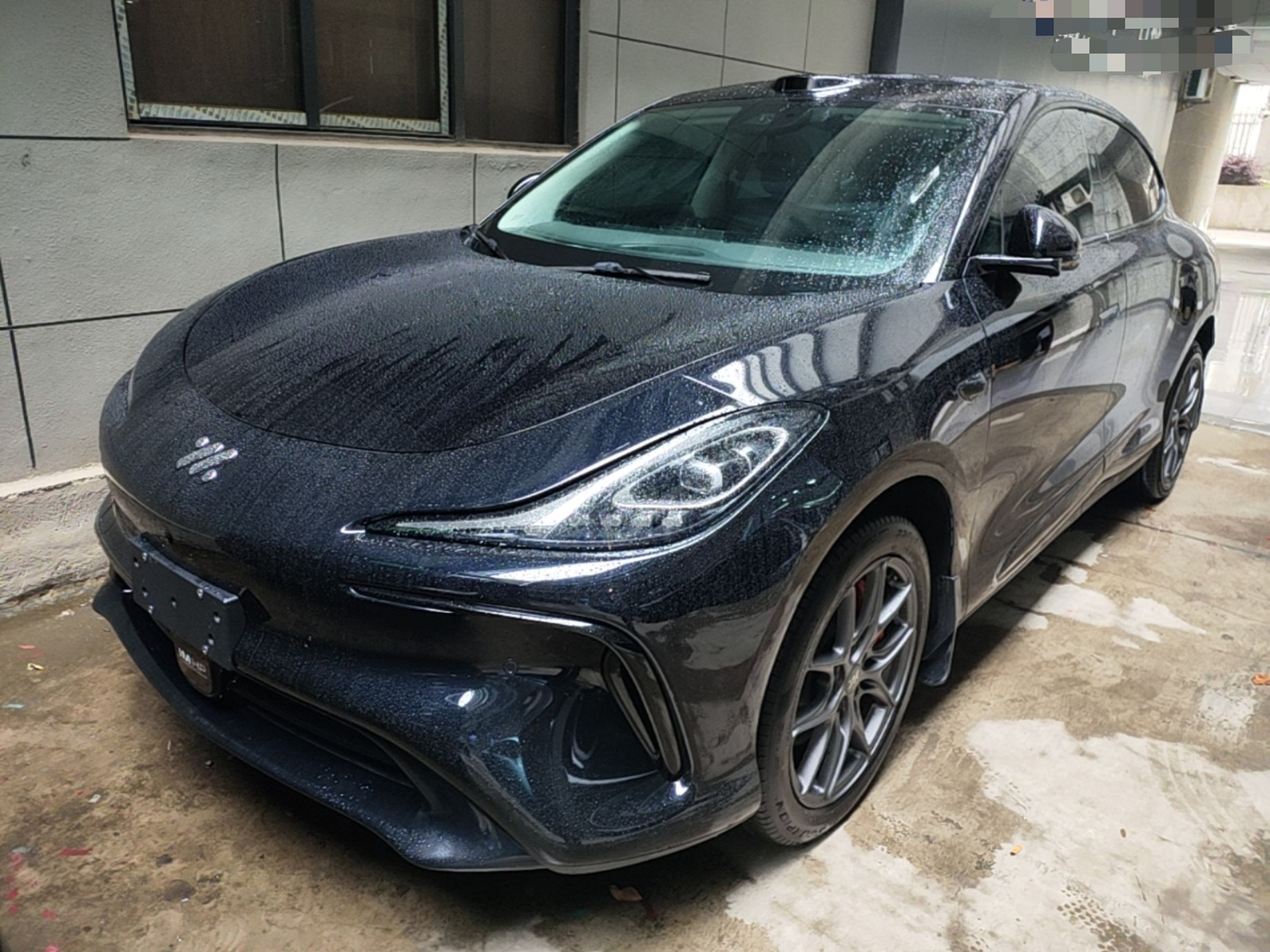 Под передней частью автомобиля