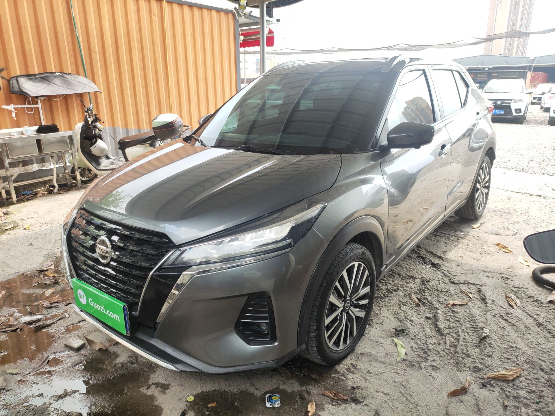 Под передней частью автомобиля