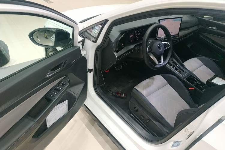 Used Volkswagen Golf 2025 300TSI R-Line Driver Seat