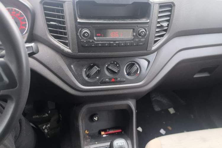 Used Wuling Hongguang V 2022 1.5L Jingqu Version Hydraulic Power Steering LAR Audio And AC Panel