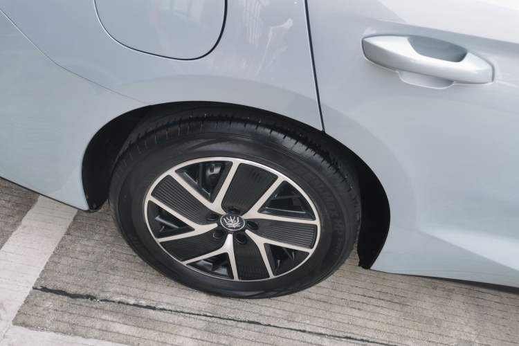 Used BYD Qin L 2024 DM-i 80KM Beyond Model Right Rear Wheel Hub