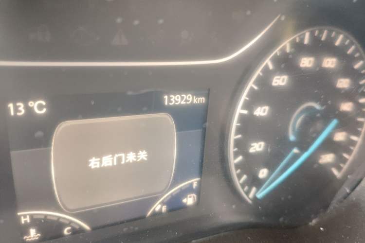 Used JMC Fushun 2025 2.0T 6MT Diesel Mid-Roof Mid-Height Commercial Multi-Purpose 7-Seater Passenger Vehicle