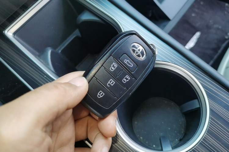 Used Toyota SIENNA 2024 2.5L Hybrid Luxury Edition Vehicle Key