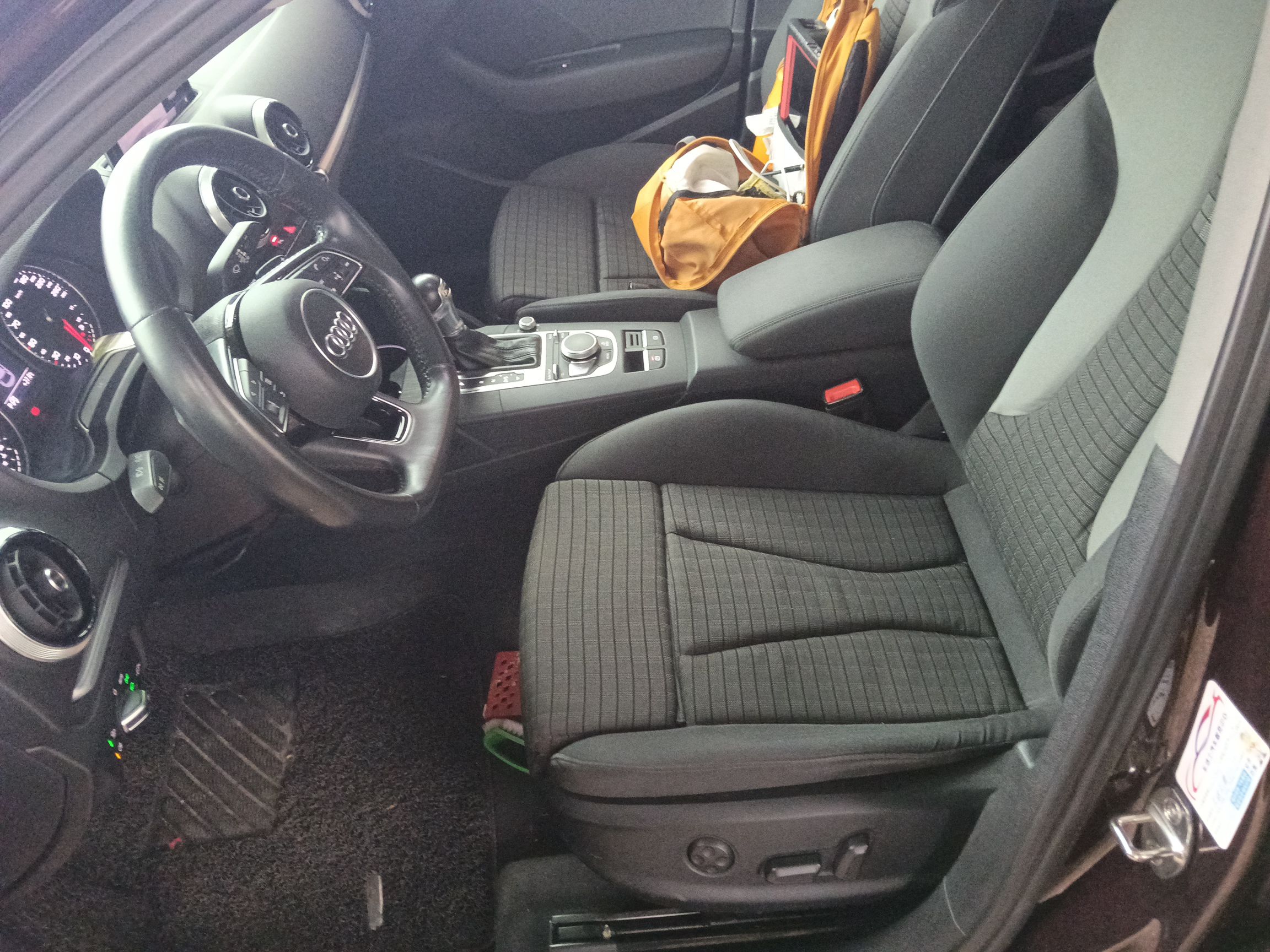 Переднее сиденье в автомобиле