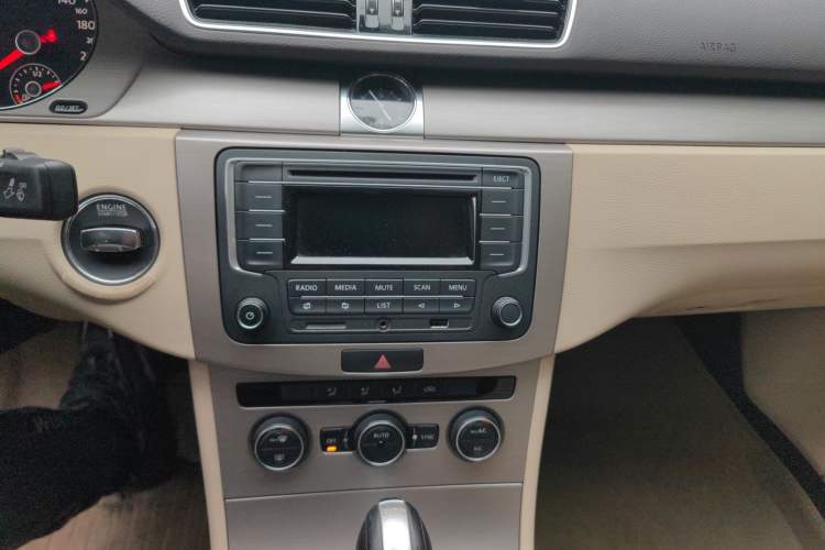 Used Volkswagen Magotan 2015 1.8TSI Advanced Model Audio And AC Panel