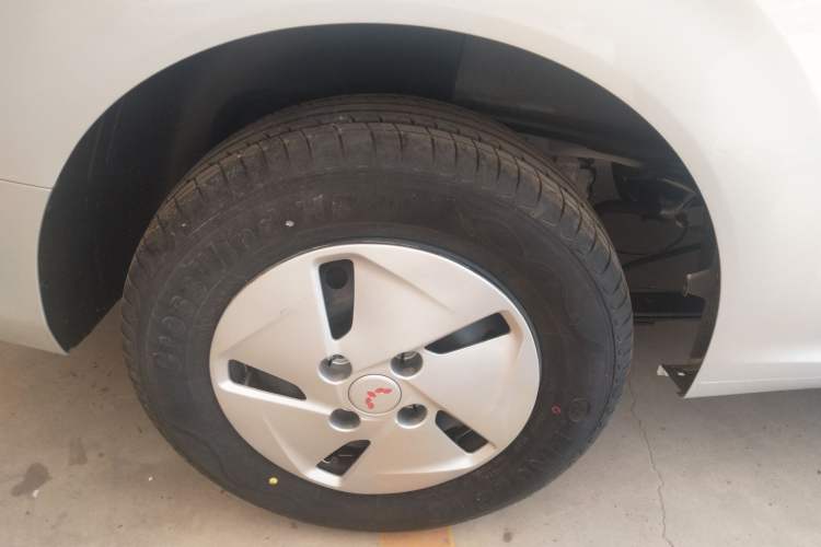 Used Wuling Hongguang New Energy 2025 Extended-Range Hybrid 50 km Standard Version Right Rear Wheel Hub