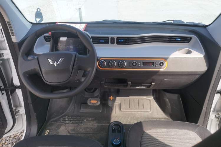 Used Wuling Hongguang MINIEV 2020 Freedom Version Lithium Iron Phosphate Center Console