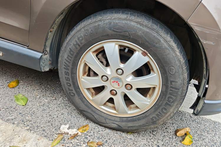 Used Wuling Hongguang 2014 1.5L S Comfort Model Right Front Wheel Hub