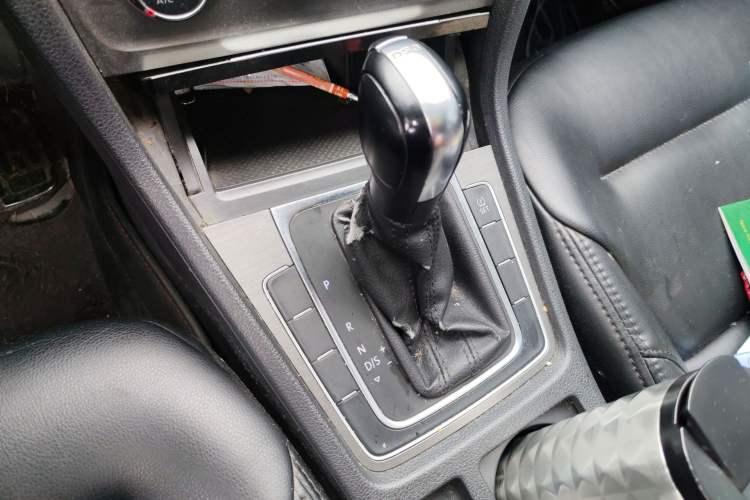 Used Volkswagen Golf 2014 1.4TSI Automatic Comfort Model Gear Lever