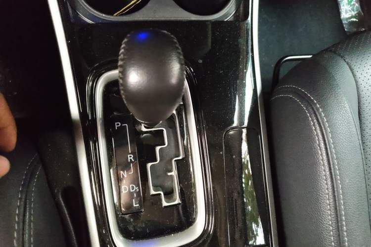 Used Mitsubishi Outlander 2018 2.0L Two-Wheel-Drive Jiale Edition 7-Seater Gear Lever