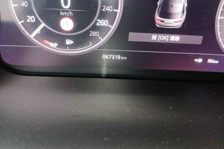 Used Land Rover Discovery Sport 2020 249 PS R-Dynamic Performance Tech Edition 7 Seats Odometer Close Up