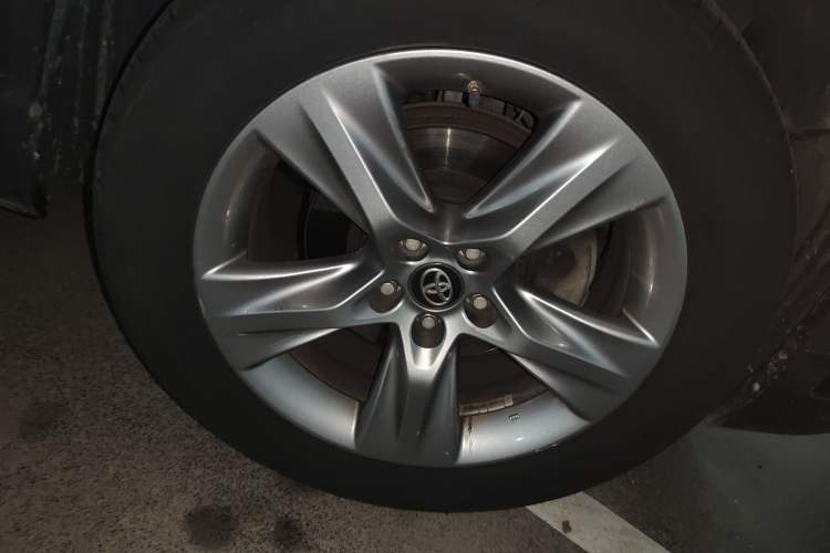 Used Toyota Highlander 2021 2.0T Four-Wheel Drive Prestige Version 7 Seats Right Front Wheel Hub