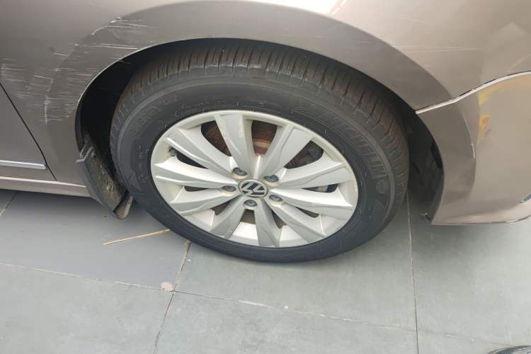 Used Volkswagen Sagitar 2015 1.6L Automatic Comfort Model Right Front Wheel Hub
