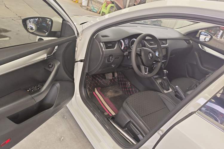 Used Skoda Octavia 2020 1.5L Automatic SmartDrive Luxury Edition Driver Seat