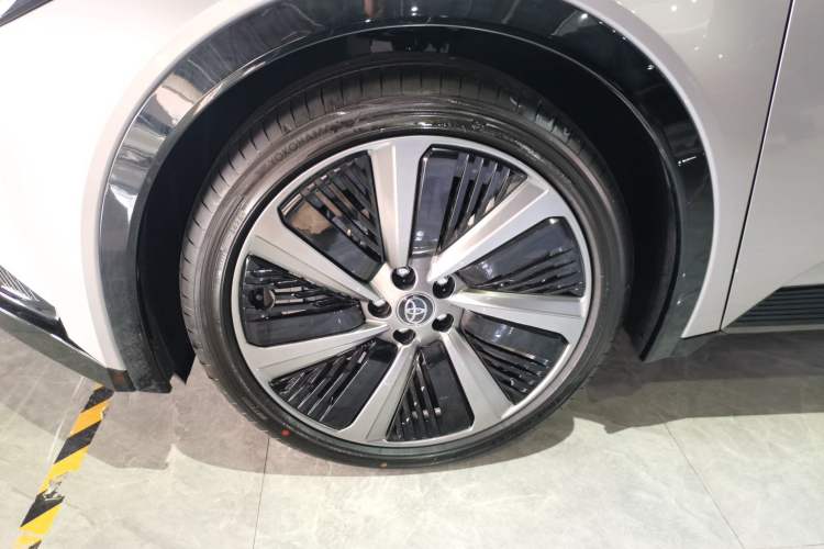 Used Toyota bZ5 2025 Model 550 PRO Left Front Wheel Hub