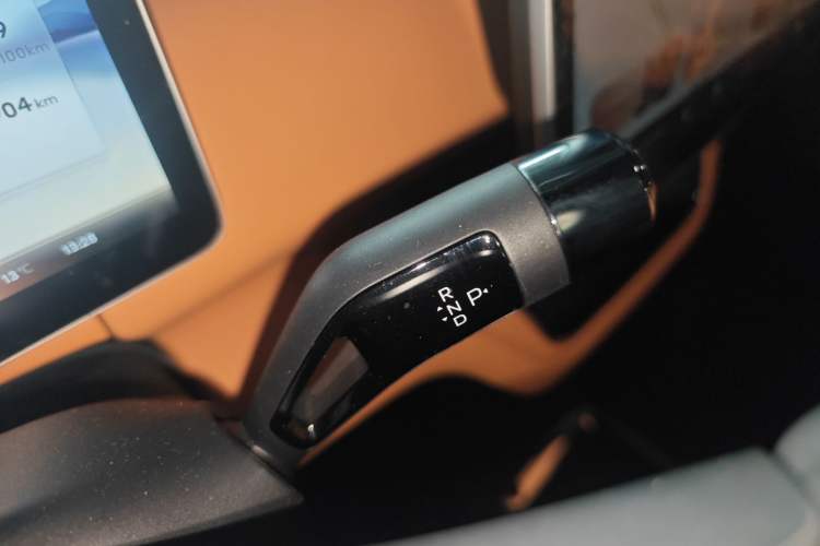 Used Geely Galaxy LEVC L380 2024 140-Degree 6-Seater All-Wheel-Drive Ultra