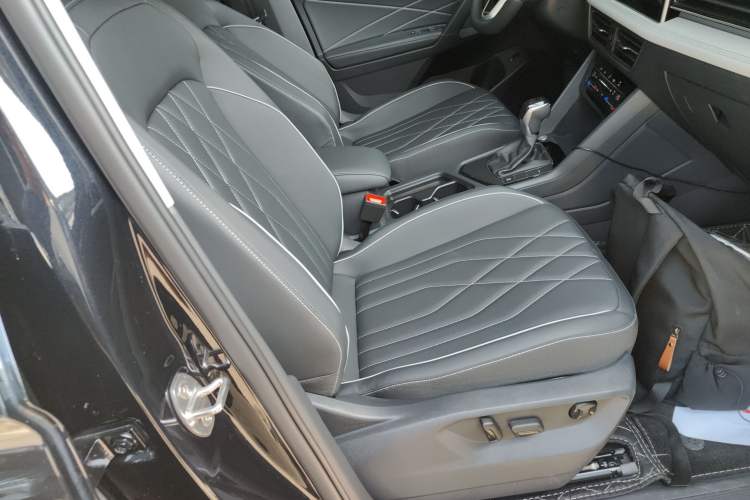 Used Volkswagen Tiguan L 2024 Outstanding Model 300TSI Automatic Two-Wheel Drive Longteng Edition
