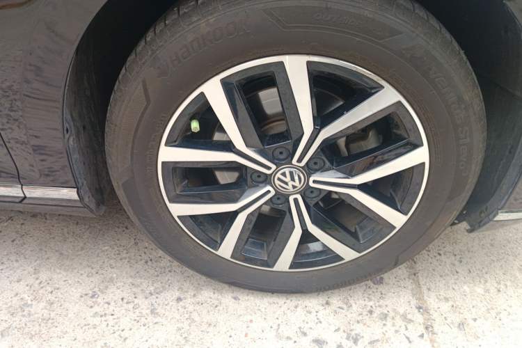 Used Volkswagen Magotan 2020 280TSI DSG Comfort Edition Right Front Wheel Hub