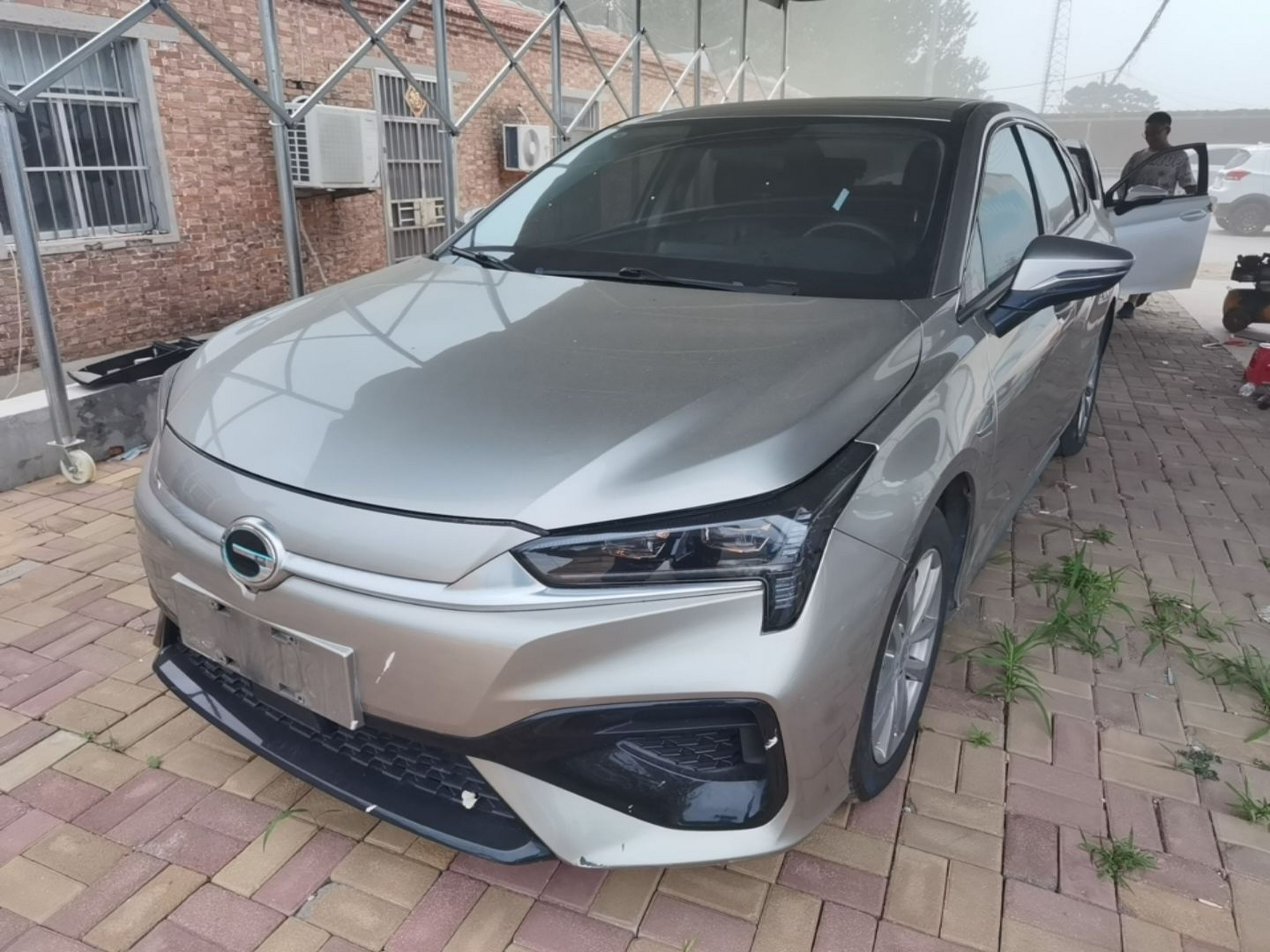 Под передней частью автомобиля