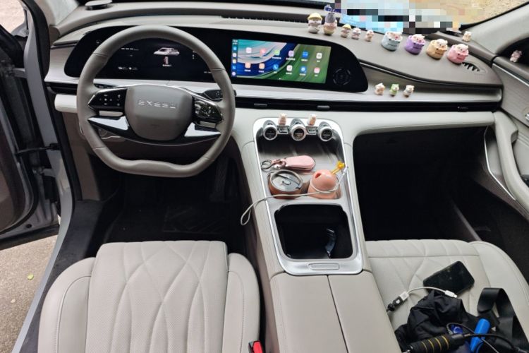 Used EXEED Stellar C-DM 2025 100 Long-Range Pro Two-Wheel Drive Center Console